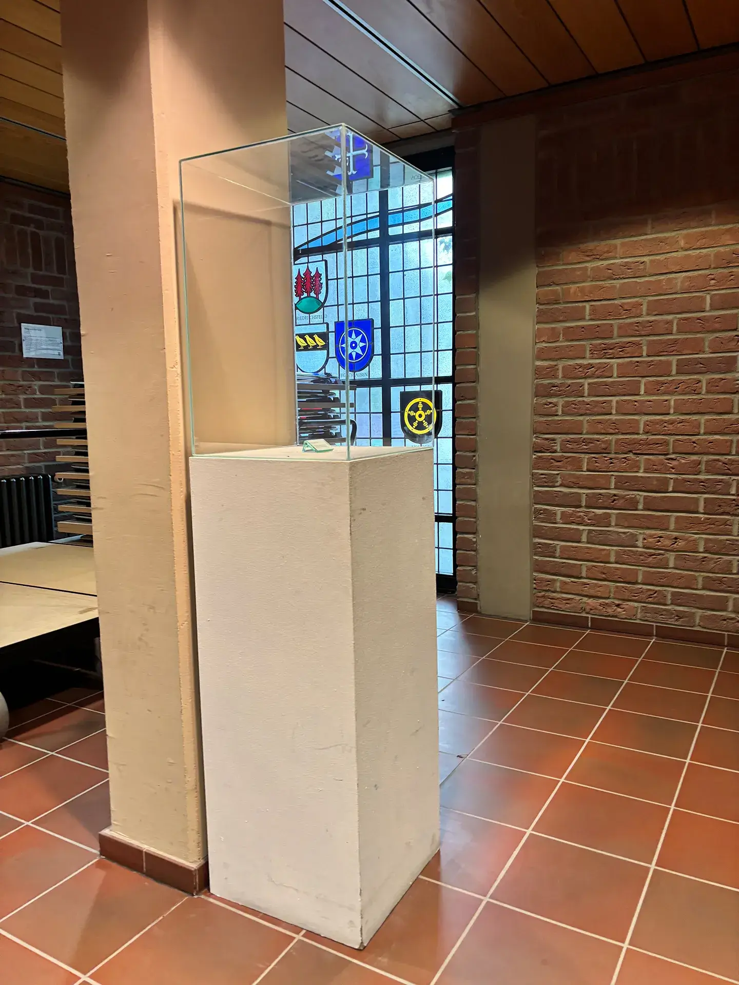 Leere Glasvitrine vor dem Ratssaal im Rathaus Voerde, in der normalerweise der Voerder Vogel ausgestellt ist.