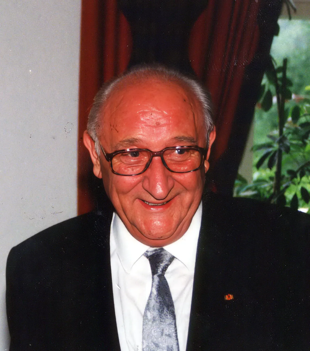 Landeskrichenrat i.R. Friedrich Blum Portrait eines älteren Herrn mit Brille, Anzug und Krawatte