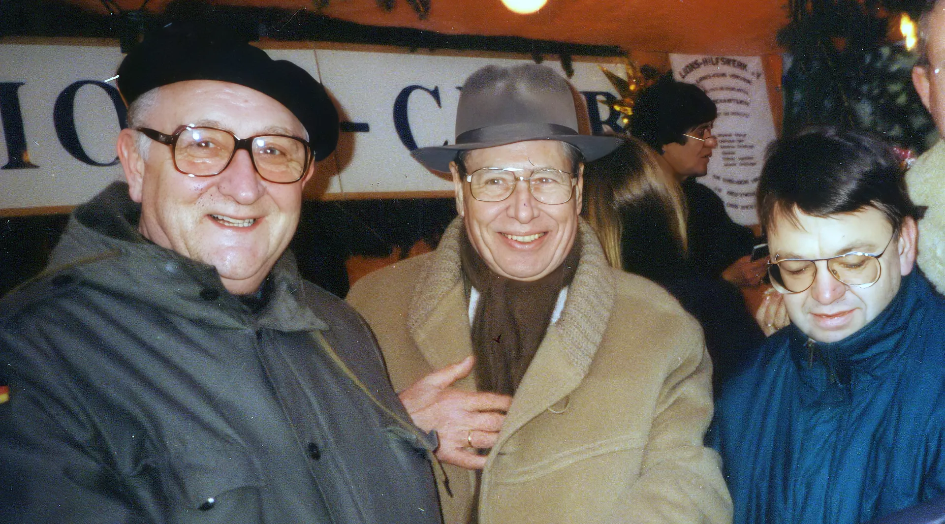 Weinachtsmarktbesuch - Friedrich Blum - Heinz Rühl - Walter Jansen Drei Herren bei einem Weihnachtsmarktbesuch vor einem geschmückten Stand