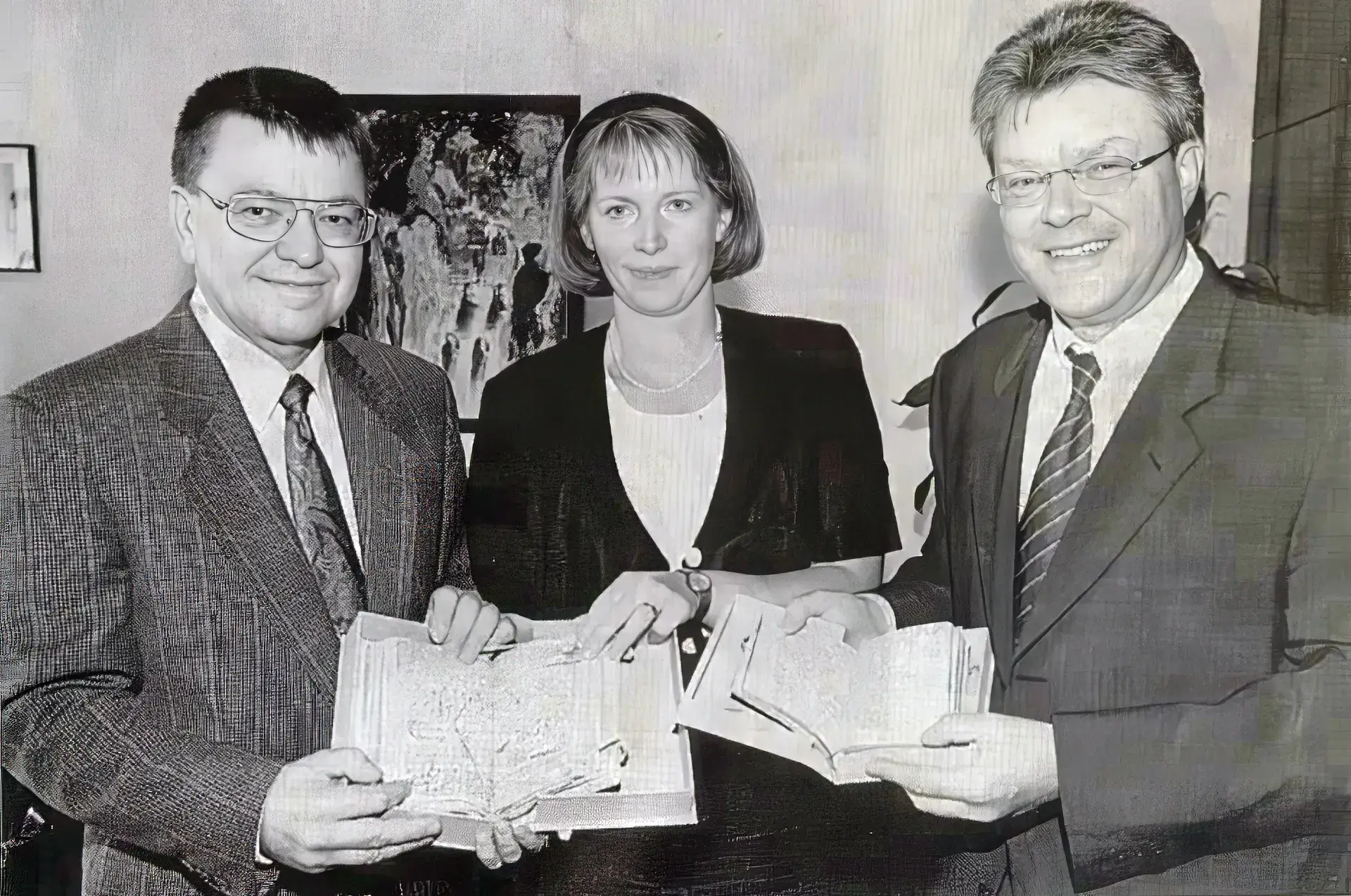 Übergabe der Hofbücher an Bürgermeister Dr. Ulrich Krüger Walter Jansen, Gisela Marzin und Bürgermeister Dr. Ulrich Krüger bei der Übergabe historischer Hofbücher